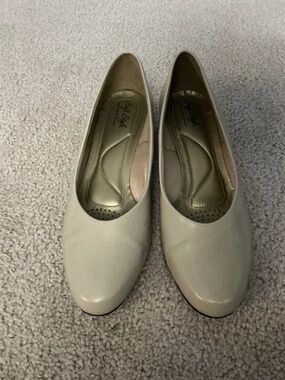 Size 11 kitten heel Soft Style Nude Shoes